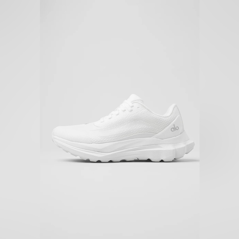 NWT Alo Yoga Unisex Runner - White - women’s u.s size 6 / men’s u.s. size 4.5